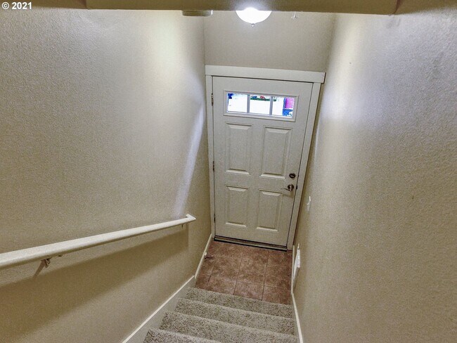 Foto del edificio - Sherwood Corner 3 Bed 2.5 Bath Townhome on top floor~  Reserved Parking and Washer & Dryer and Co...