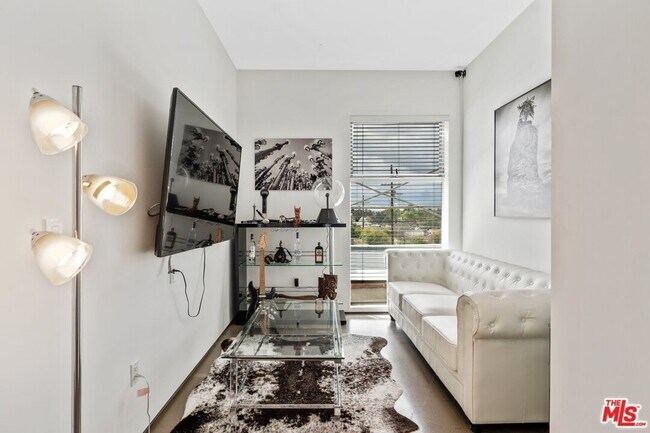 Foto del edificio - 611 N Bronson Ave