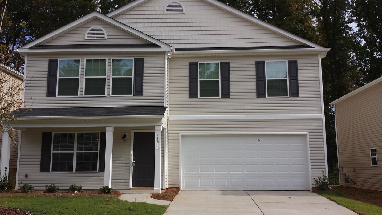 2 story home with 4 bedrooms and a loft, 2.5 bath. One of the largest floor plans in the subdivision - 11640 Tribal Drive