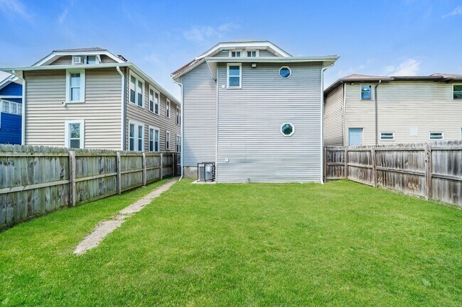 Foto del edificio - 764-766 Kelton Ave