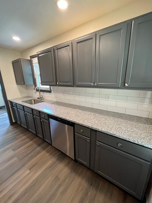 Foto del edificio - Updated 2 Bedroom, 1 1/2 Bath Home With Fe...