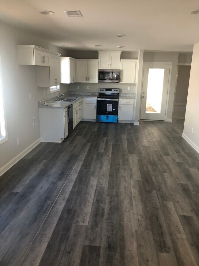 Building Photo - FIRST MONTH'S RENT FREE!