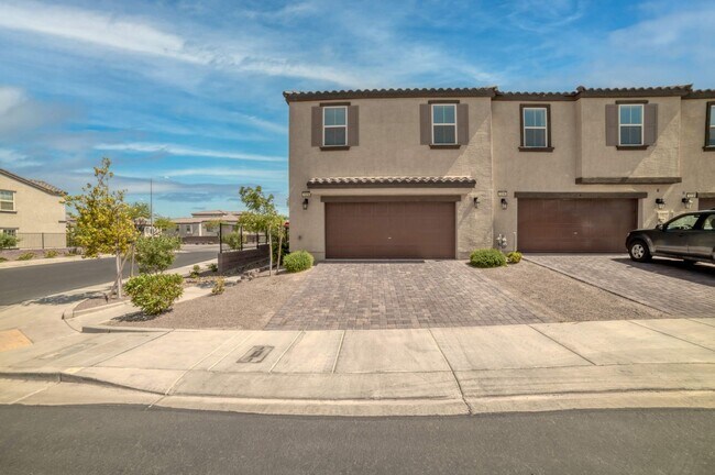 Foto del edificio - IMMACULATE TOWNHOUSE IN HENDERSON 3BED - 2 BATHS - 2 GAR