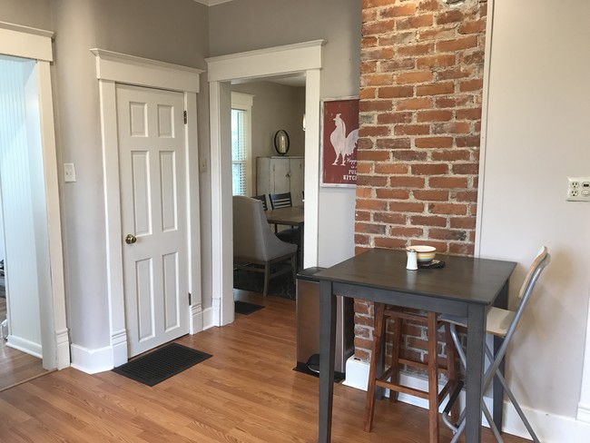 cafe area - Graduate Student Farmhouse at UIUC