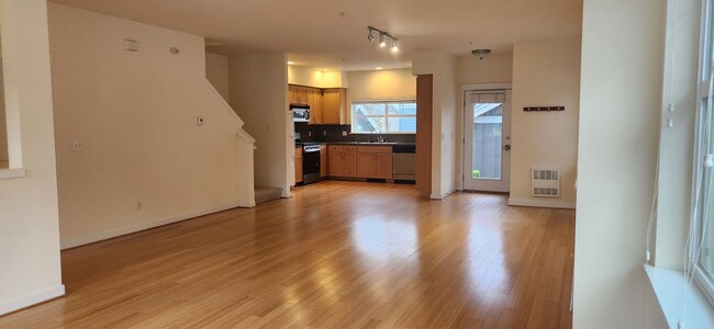 Building Photo - 3 Bed / 2 Bath Issaquah Highlands Townhome...