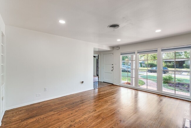 Foto del edificio - BEAUTIFUL SINGLE-STORY IN NORTHRIDGE, AHISD