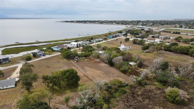 Building Photo - 420 E Bayshore Dr