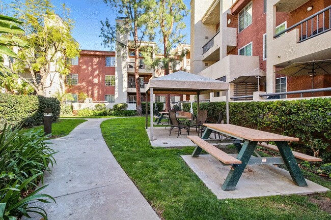 Foto del edificio - 21400 Burbank Blvd