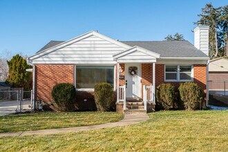 Building Photo - 721 Robins Ave