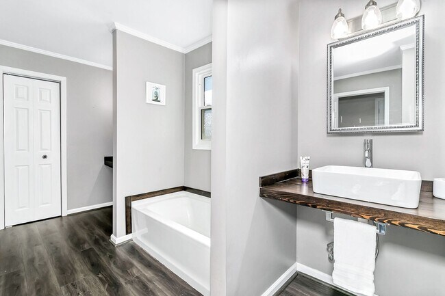 Foto del edificio - Very Private 3-Bedroom Home with Huge Yard...