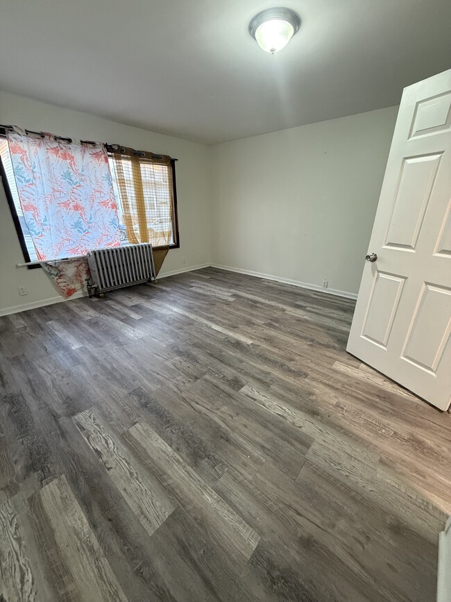 Room 1 - 140 E Jersey St