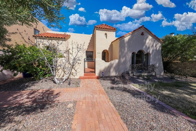 Building Photo - 2221 1st St