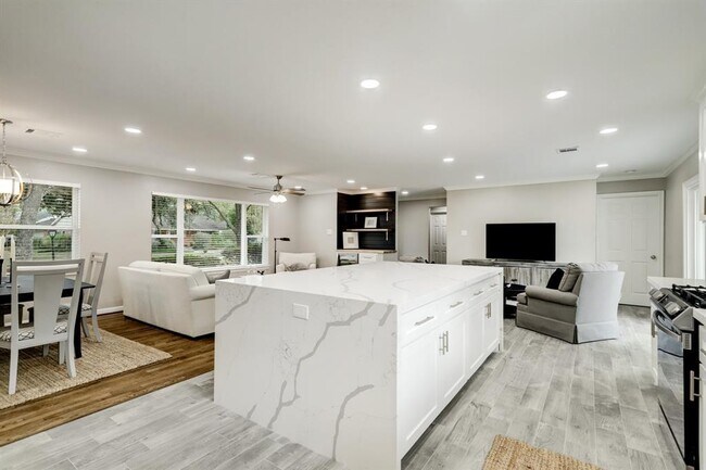 Building Photo - 1339 Moorhead Dr