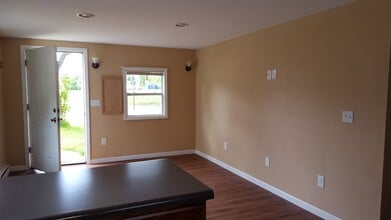 Building Photo - 911 21st St N