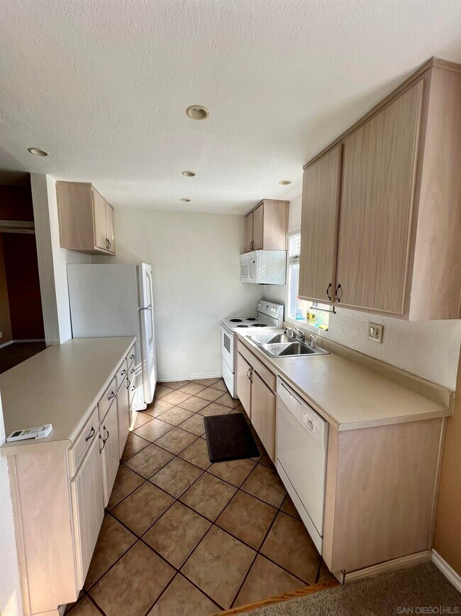 Building Photo - 3140 Midway Dr