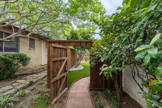 Foto del edificio - Great home in a desirable location with mature trees!