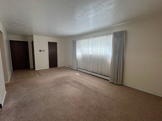 Building Photo - Extra Large 2 bedroom 1.5 Bath Centrally Located Large Apartment