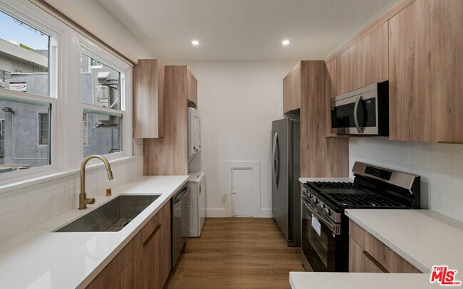 Foto del edificio - 5727 Carlton Way