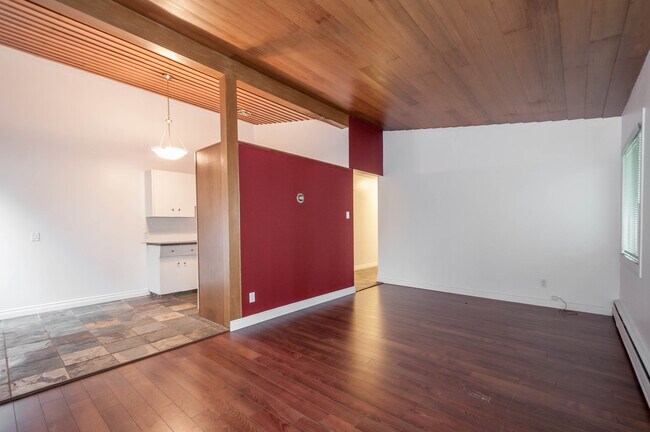 Building Photo - Leslie