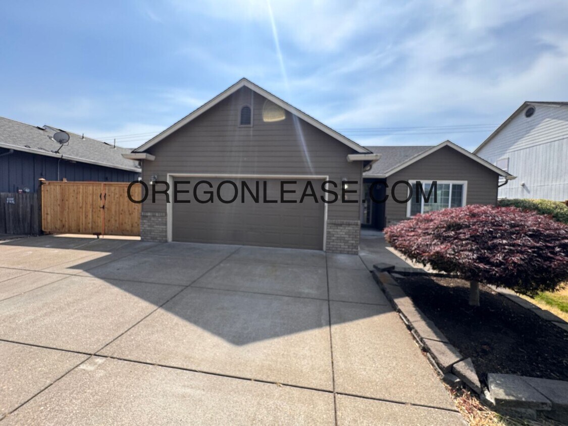 Primary Photo - Newly remodeled West Eugene Home