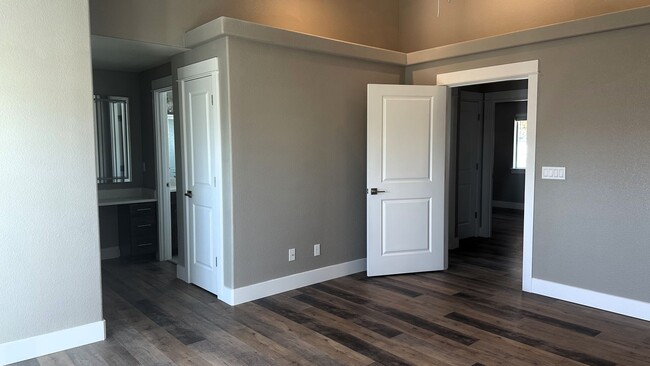 Building Photo - Fantastic 3 Bedroom 2 Bath House in Green!