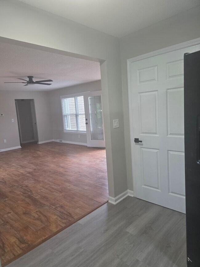 Building Photo - NEWLY UPDATED HOME!