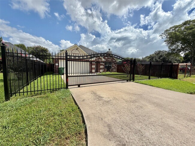 Building Photo - 6650 Roberson St