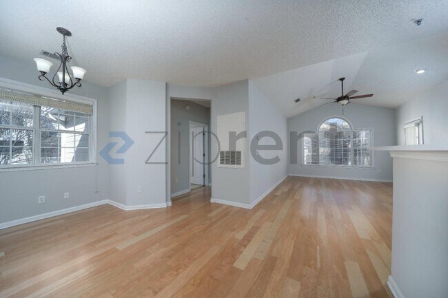 Foto del edificio - 603 Spring Heights Ln