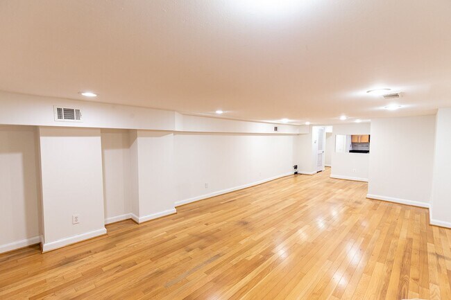 Foto del edificio - Columbia Heights Large Two Bed Condo Rental with Parking and Patio Space