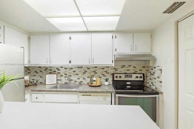 Building Photo - 6530 Lake Patricia Dr