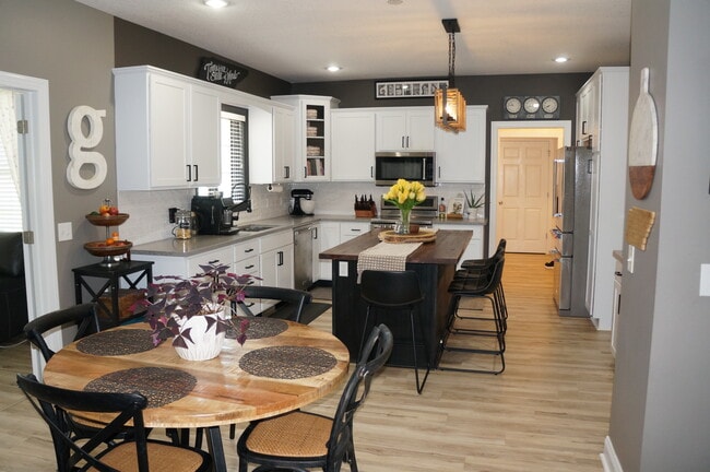Building Photo - 2810 Emerald Dr
