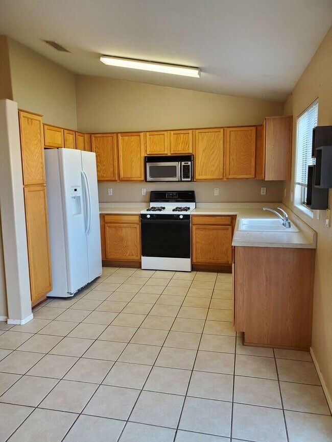 Building Photo - 3 bedroom &2 bathroom House in Avondale!