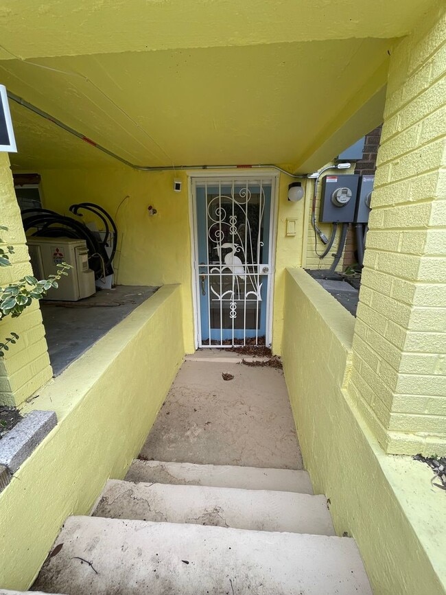 Building Photo - Charming 1928 Row Home for Rent with Modern Amenities — 2 Bedroom4 Bath, 2 Kitchens, located in K...