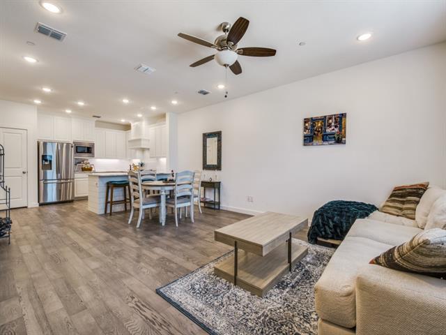 Foto del edificio - 532 Ballustrade Dr