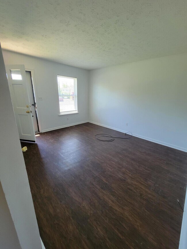 Building Photo - 1821 Chatsworth Dr