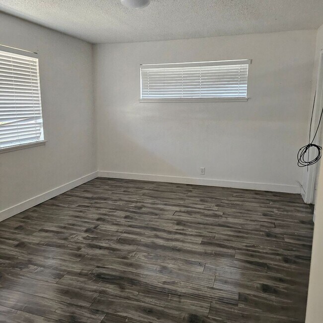 Foto del edificio - Upgraded 5-Bedroom Home with Open Floor Plan & Large Lot!