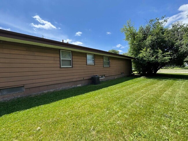 Building Photo - 3 Bedroom Single Family
