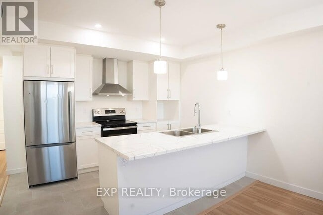 Building Photo - 364 Hazel Cres