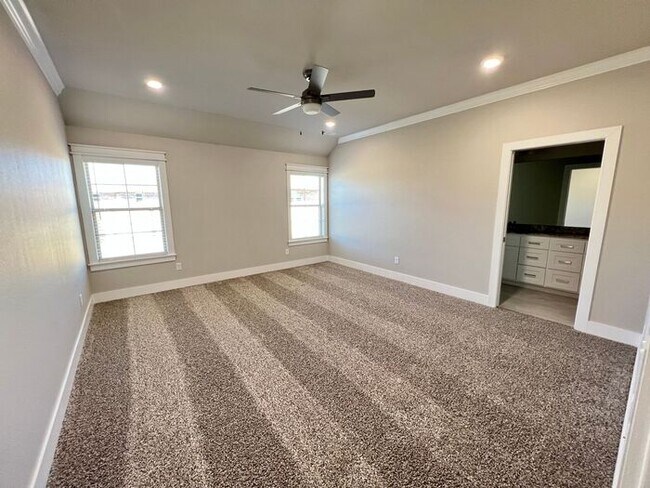 Building Photo - Single-Family Home- Desirable Cedarwood Plan