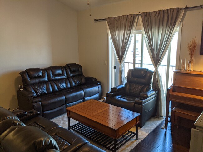 Spacious Living Area - 127 E Jordan Ridge Blvd
