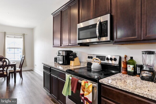 Building Photo - 2719 Town View Cir