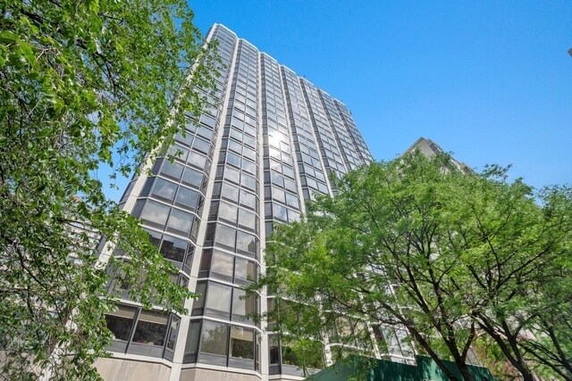 Foto principal - 50 E Bellevue Pl