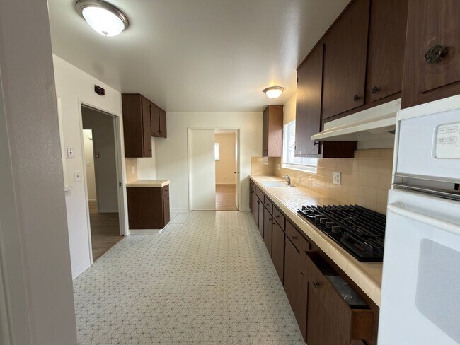 Foto del edificio - 348-350 S. Bedford Road