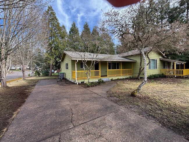 Foto del edificio - Large front porch, dead end street, spacio...