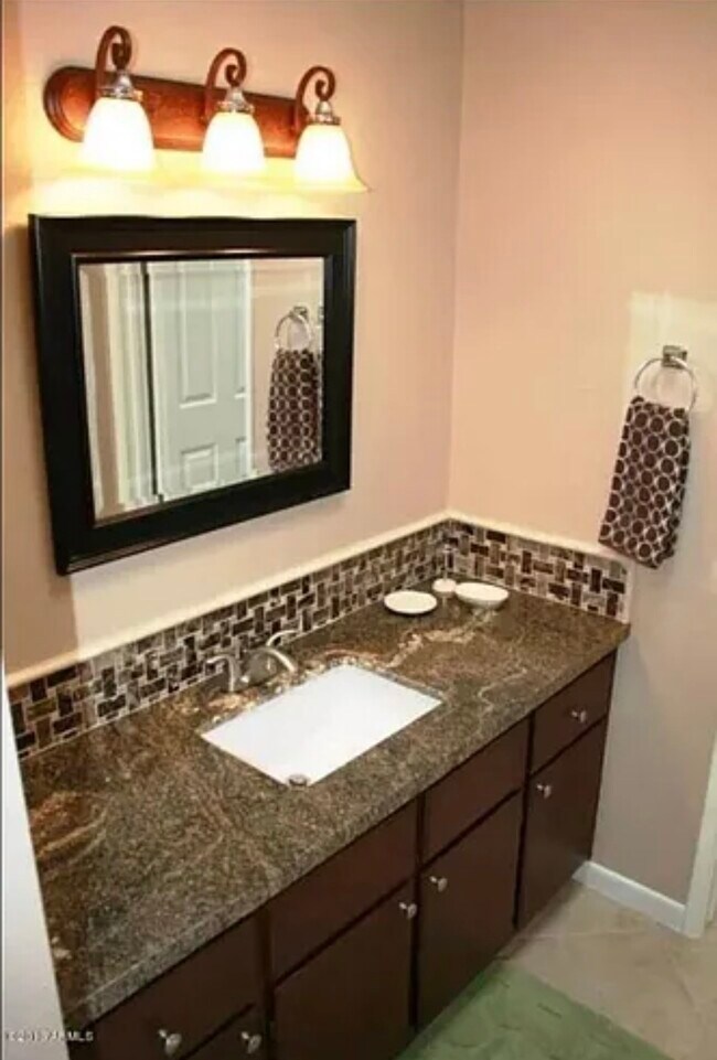 Foto del edificio - 2446 E 5th Pl