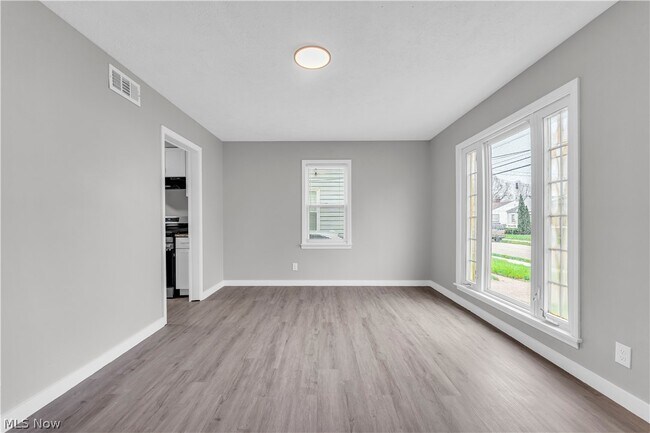 Foto del edificio - 12804 Kirton Ave