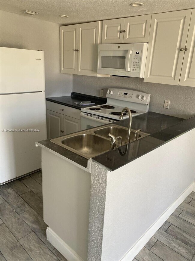 Foto del edificio - 12364 Lakeshore Dr