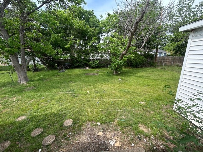 Building Photo - An unbeatable location that offers conveni...