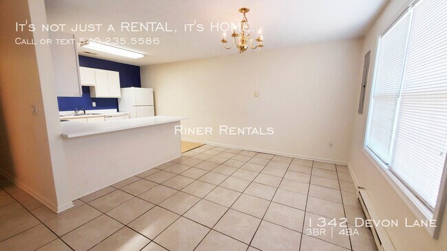 Foto del edificio - 1342 Devon Ln