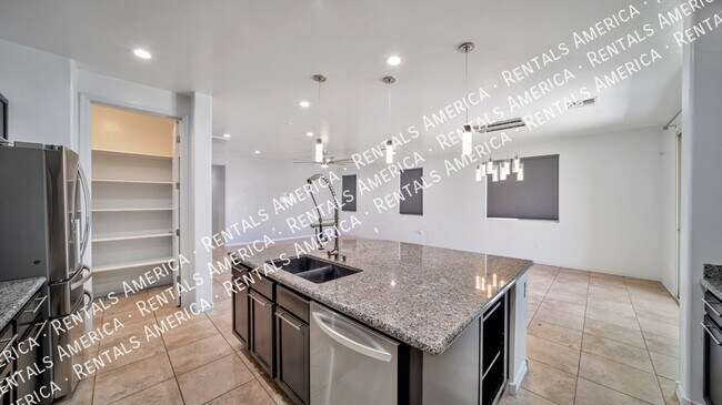 Foto del edificio - 319 E Desert Haven Pl